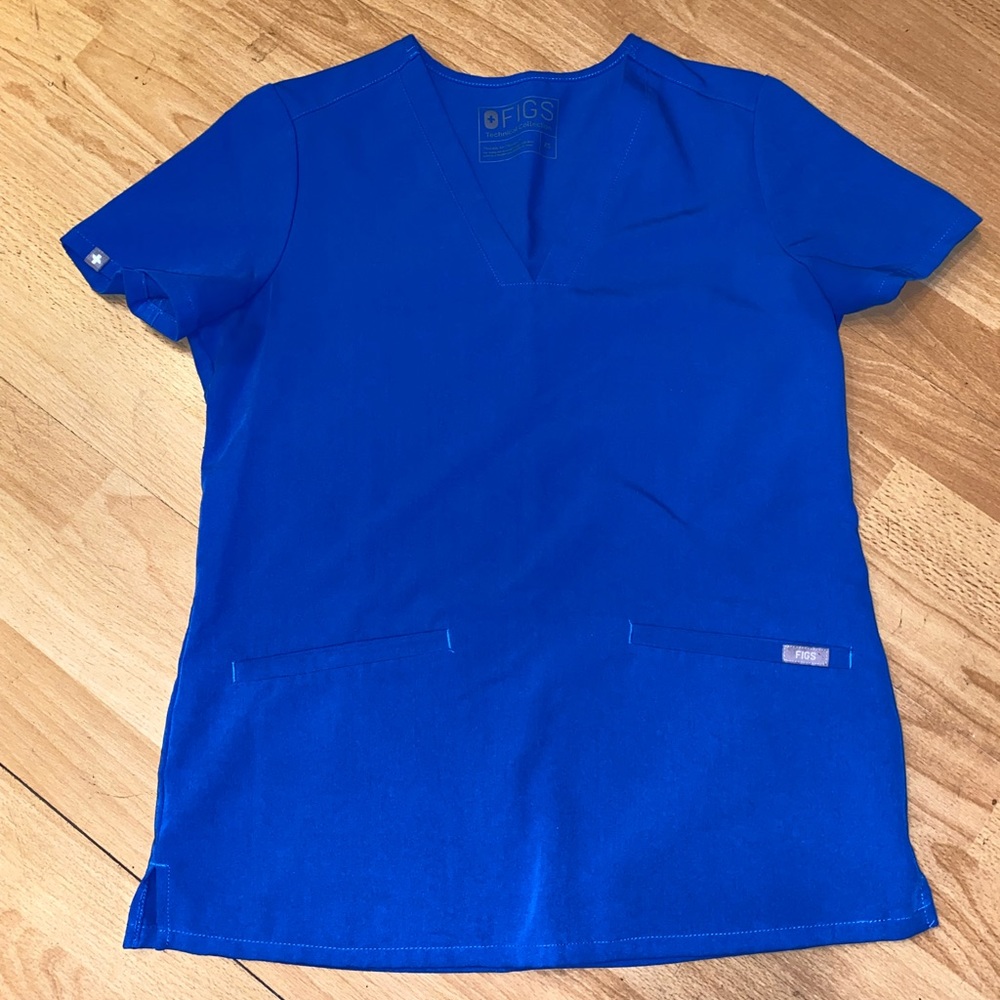 FIGS SCRUB TOP IN ROYAL BLUE